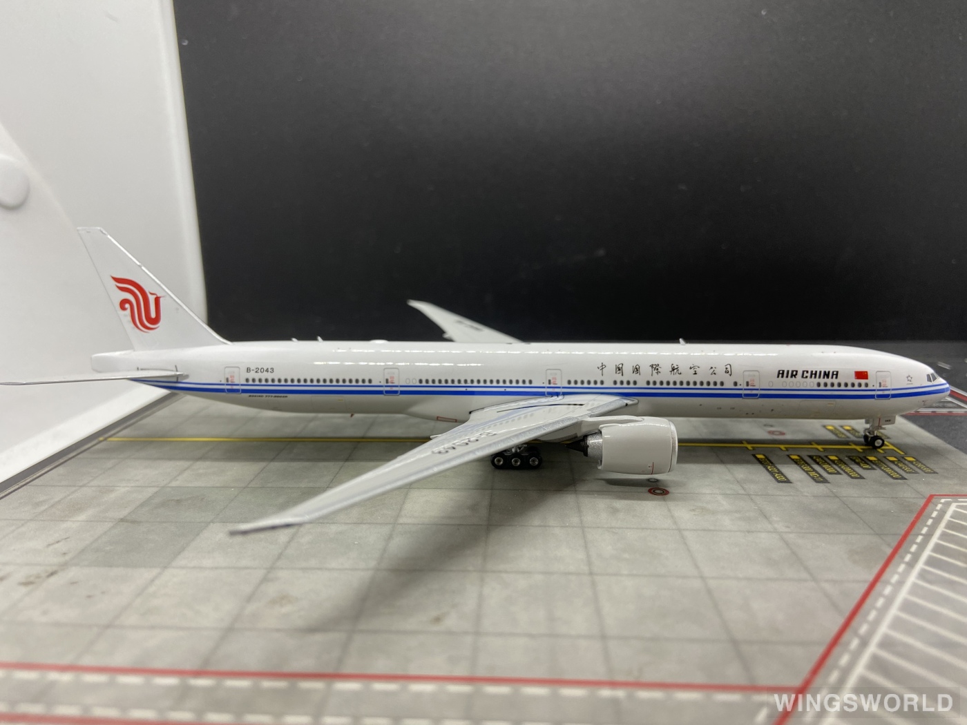 Phoenix 1:400 PH11711 Air China 中国国际航空 Boeing 777-300ER B-2043