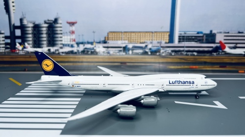 Lufthansa 汉莎航空 Boeing 747-8i D-ABYP 1990s colors. 