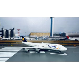 Lufthansa 汉莎航空 Boeing 747-8i D-ABYO 1990s colors. 