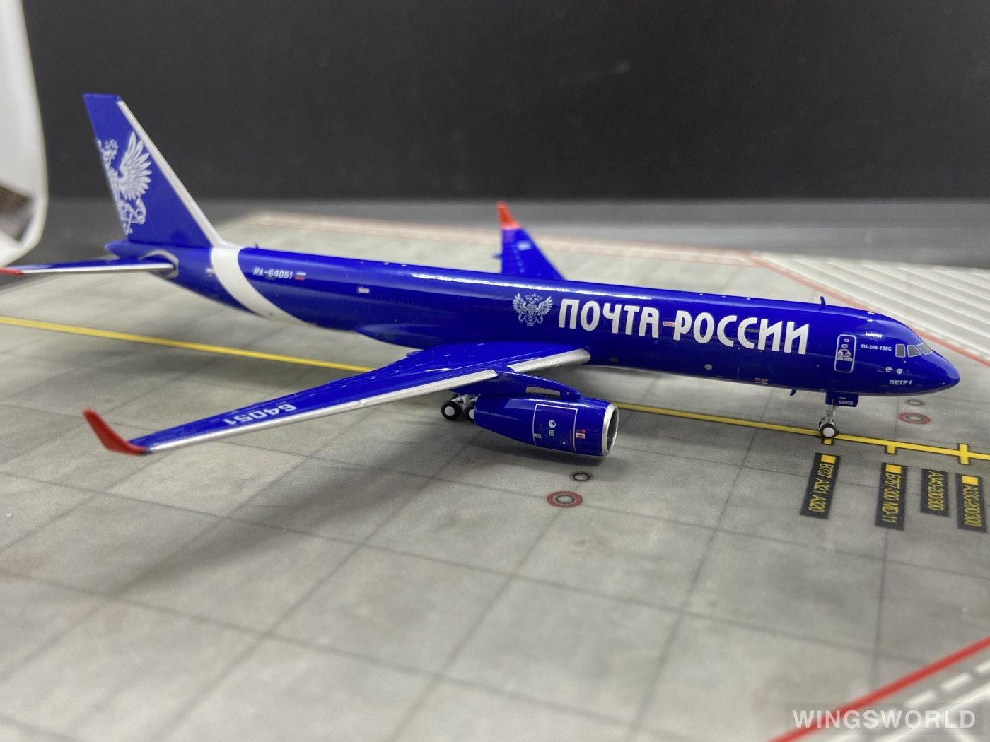 Pandamodel 1:400 202131 Aviastar-TU Airlines Tupolev Tu-204 RA-64051