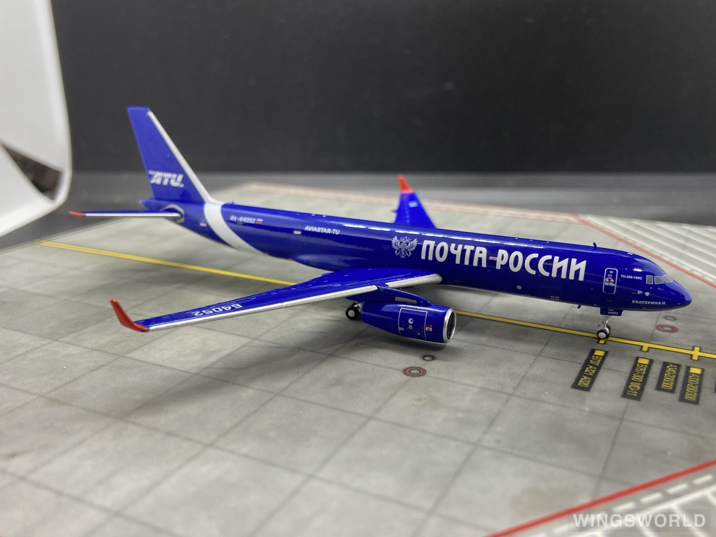 Pandamodel 1:400 202132 Aviastar-TU Airlines Tupolev Tu-204 RA-64052