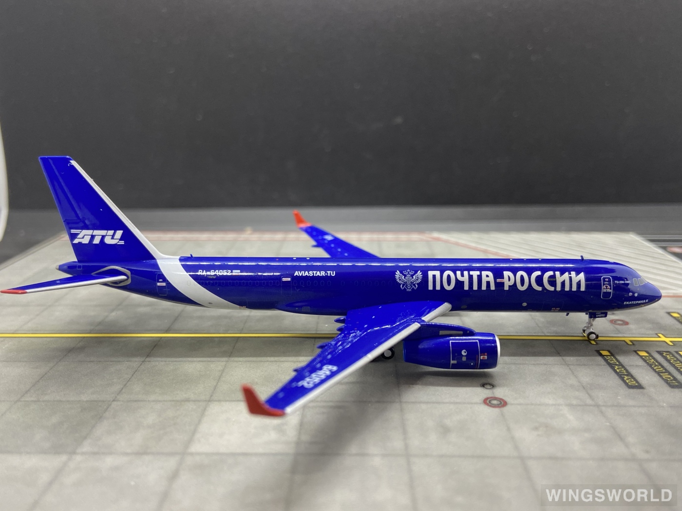 Pandamodel 1:400 202132 Aviastar-TU Airlines Tupolev Tu-204 RA-64052