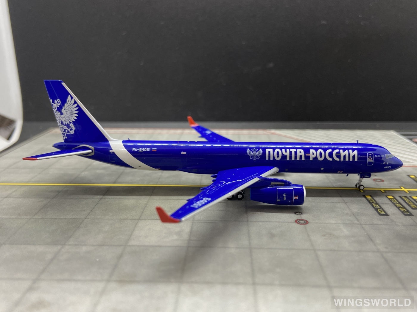 Pandamodel 1:400 202131 Aviastar-TU Airlines Tupolev Tu-204 RA-64051