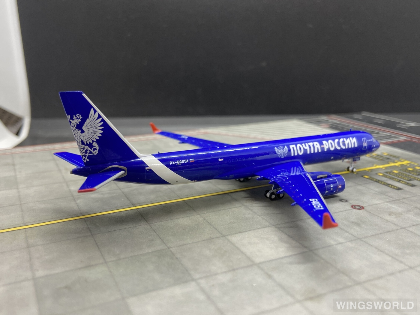 Pandamodel 1:400 202131 Aviastar-TU Airlines Tupolev Tu-204 RA-64051