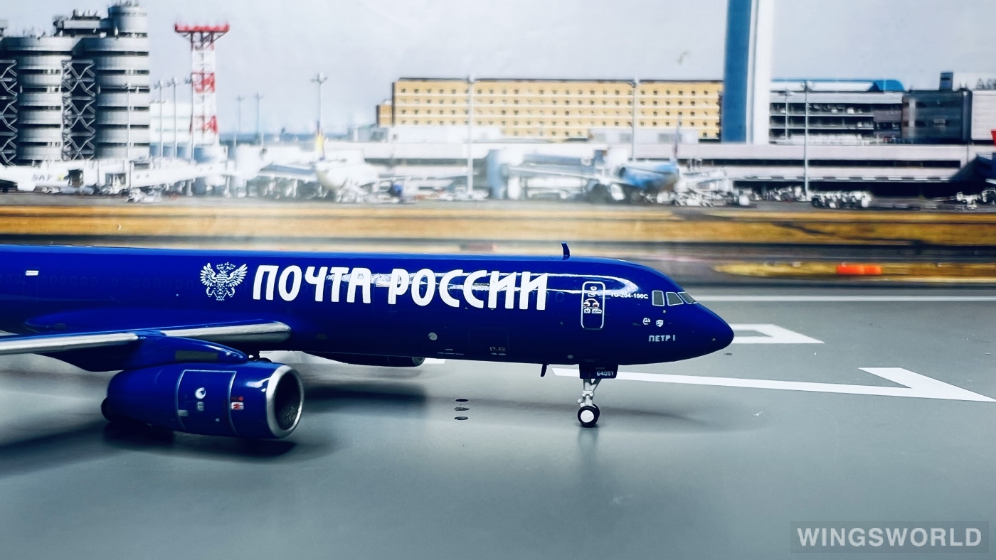 Pandamodel 1:400 202131 Aviastar-TU Airlines Tupolev Tu-204 RA-64051