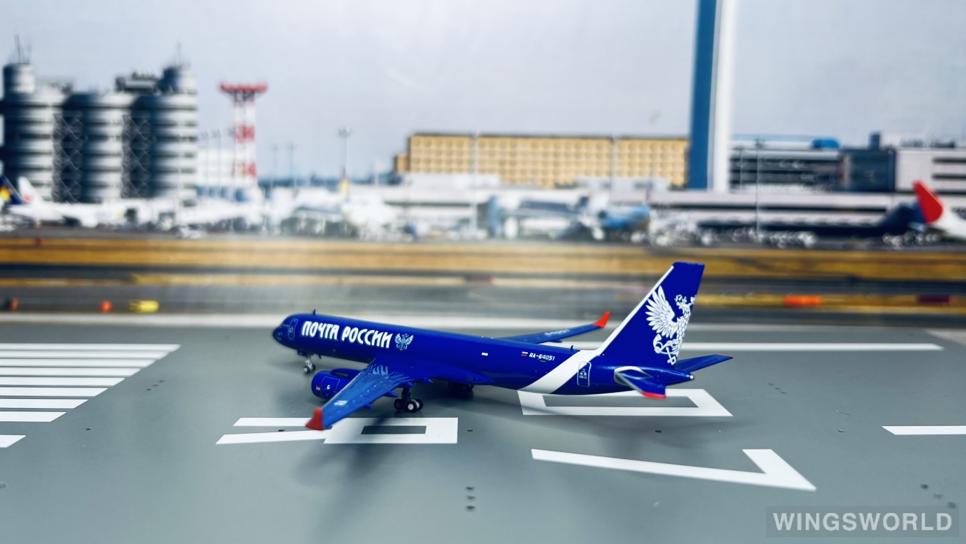Pandamodel 1:400 202131 Aviastar-TU Airlines Tupolev Tu-204 RA-64051
