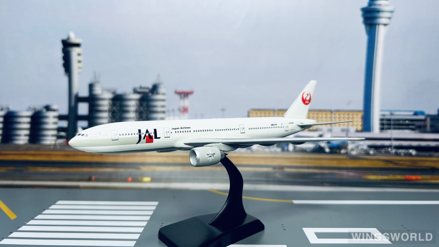 Dragon Models 1:400 J--002 Japan Airlines 日本航空 Boeing 777-200 JA8985