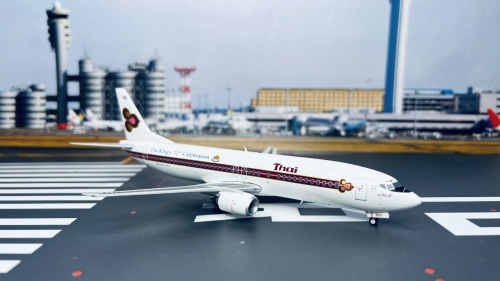 Thai Airways 泰国国际航空 Boeing 737-400 HS-TDJ 泰王72周年诞辰 XX20130 JC Wings 1:200
