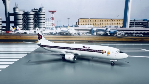 Thai Airways 泰国国际航空 Boeing 737-400 HS-TDL 泰皇 XX4988 JC Wings 1:400
