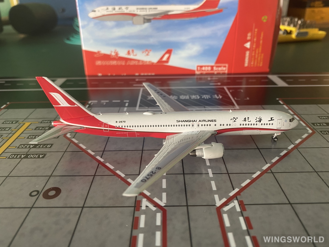 Phoenix 1:400 PH11719 Shanghai Airlines 上海航空 Boeing 767-300 B-2570