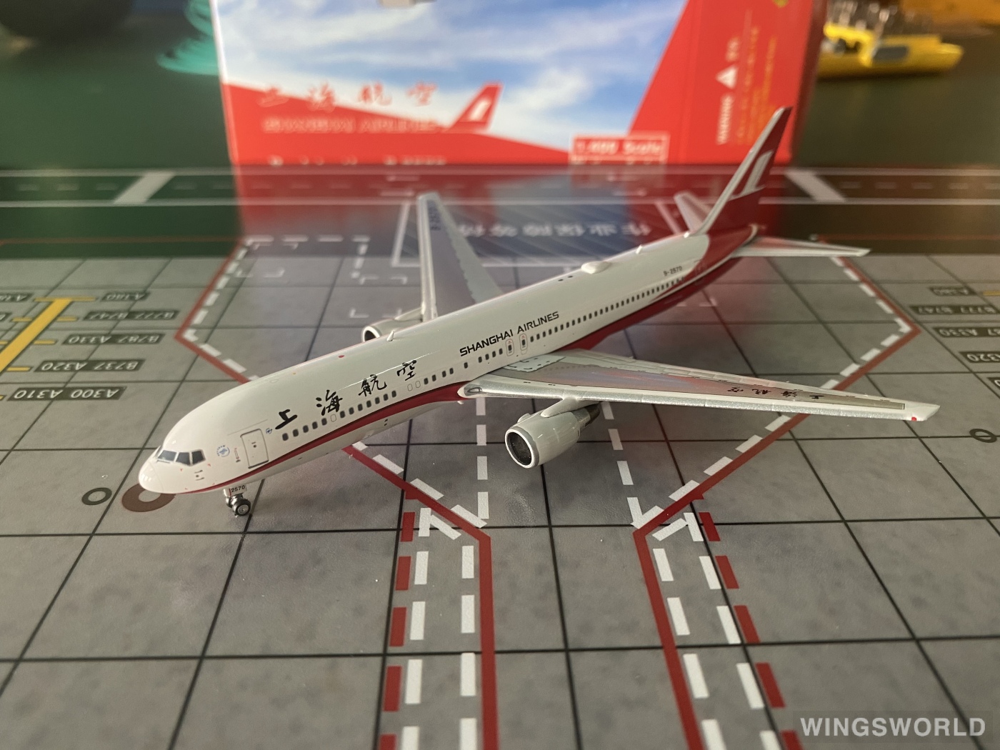 Phoenix 1:400 PH11719 Shanghai Airlines 上海航空 Boeing 767-300 B-2570