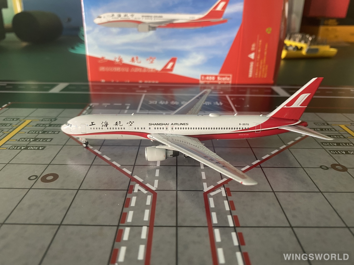 Phoenix 1:400 PH11719 Shanghai Airlines 上海航空 Boeing 767-300 B-2570