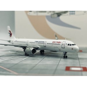 China Eastern 中国东方航空 Airbus A321 B-8652 2014s colors. With rolling gears. KD4092 JC Wings 1:400