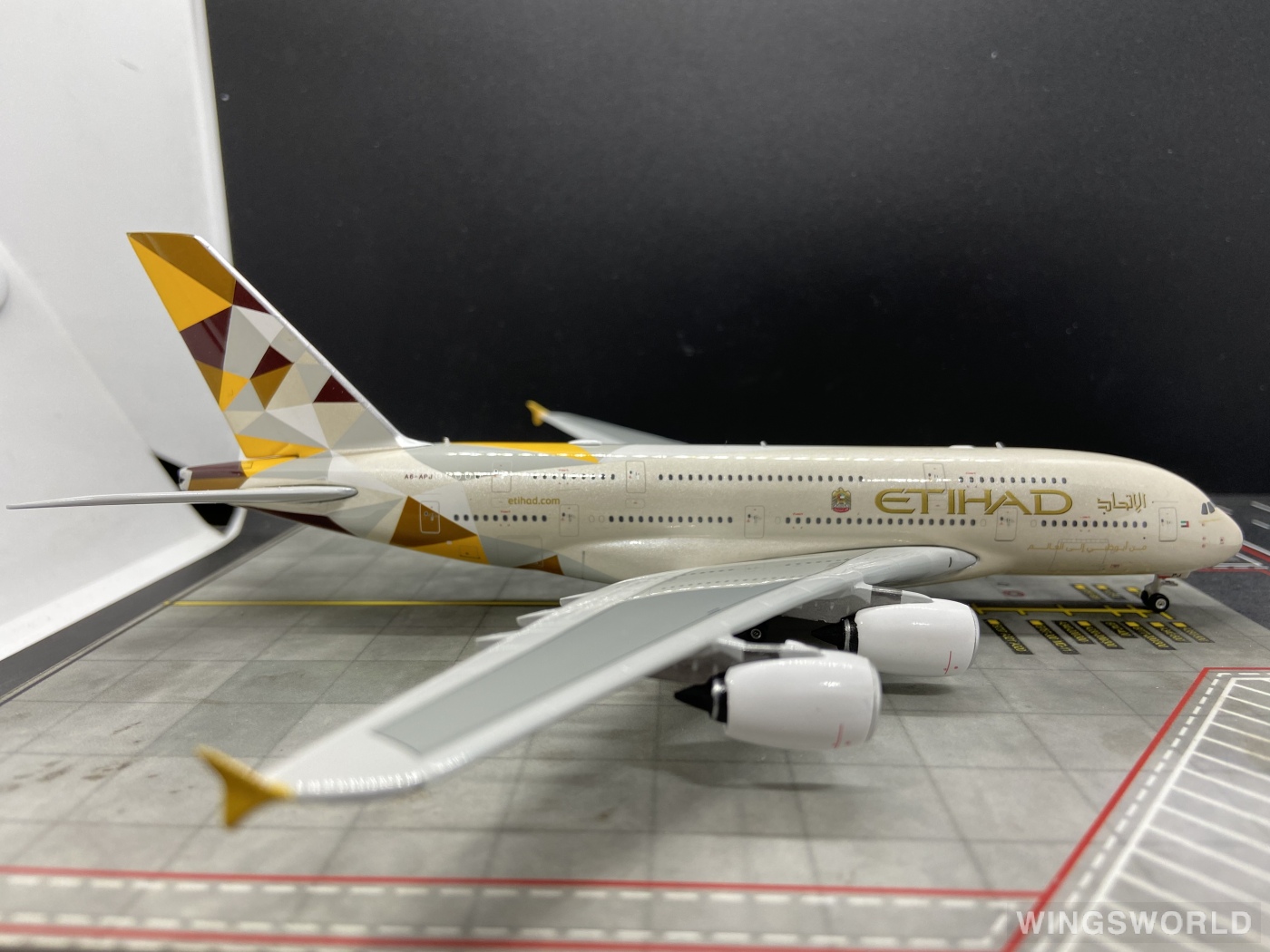 Phoenix 1:400 Airbus A380-800 Etihad Airways 阿提哈德航空PH11698 