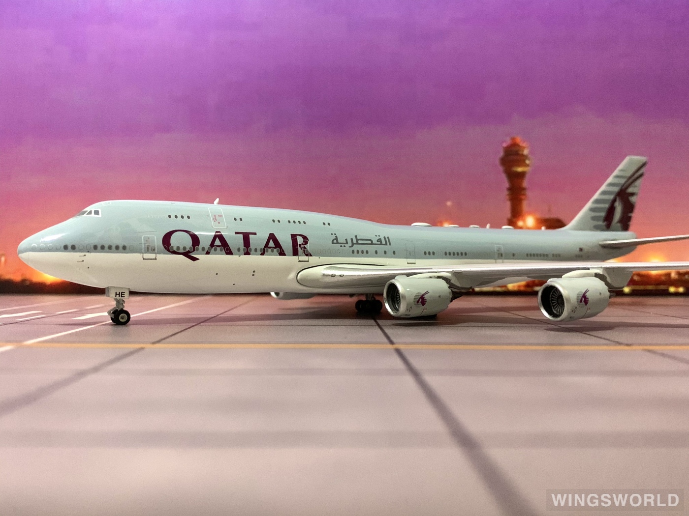 Phoenix 1:400 PH11239 Qatar 卡塔尔航空 Boeing 747-8i A7-HHE