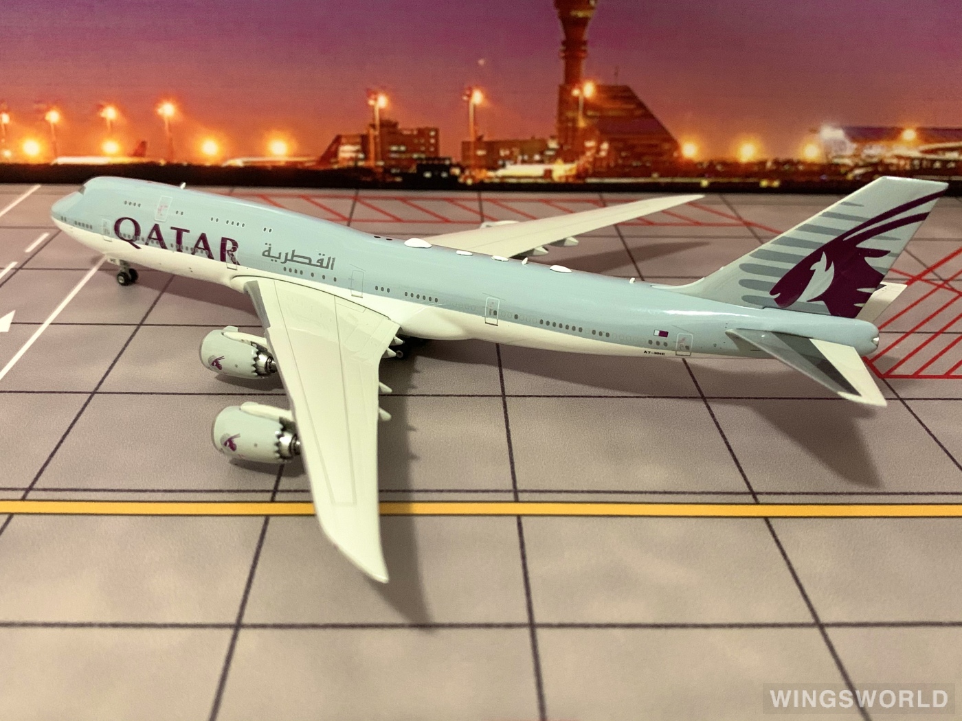 Phoenix 1:400 PH11239 Qatar 卡塔尔航空 Boeing 747-8i A7-HHE