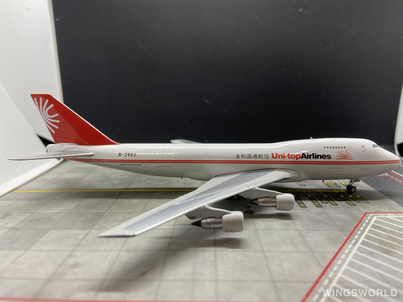 Phoenix 1:400 PH04168 Uni-Top Airlines 友和道通航空 Boeing 747-200 B-2462