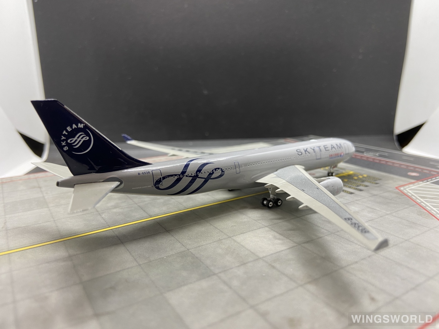 Phoenix 1:400 PH10596 China Eastern 中国东方航空 Airbus A330-200 B-6538