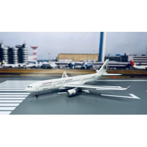 Qatar 卡塔尔航空 Airbus A330-200 A7-ACB 2000s colors. With 