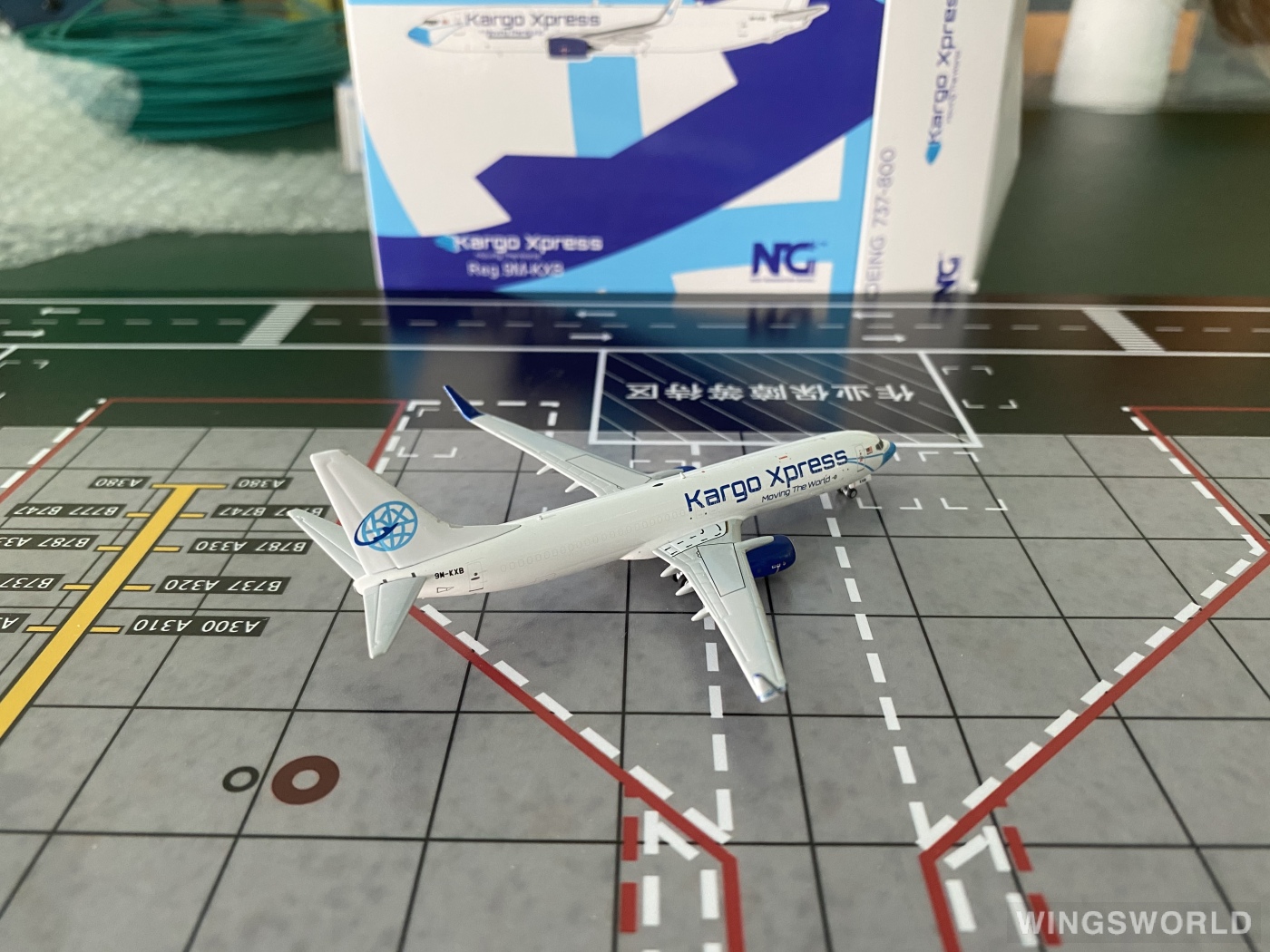 NGmodels 1:400 NG58123 Kargo Express Boeing 737-800 9M-KXB