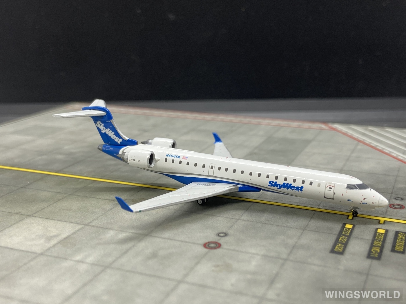 Geminijets 1:400 GJSKW1265 SkyWest Airlines Bombardier CRJ700 N604SK