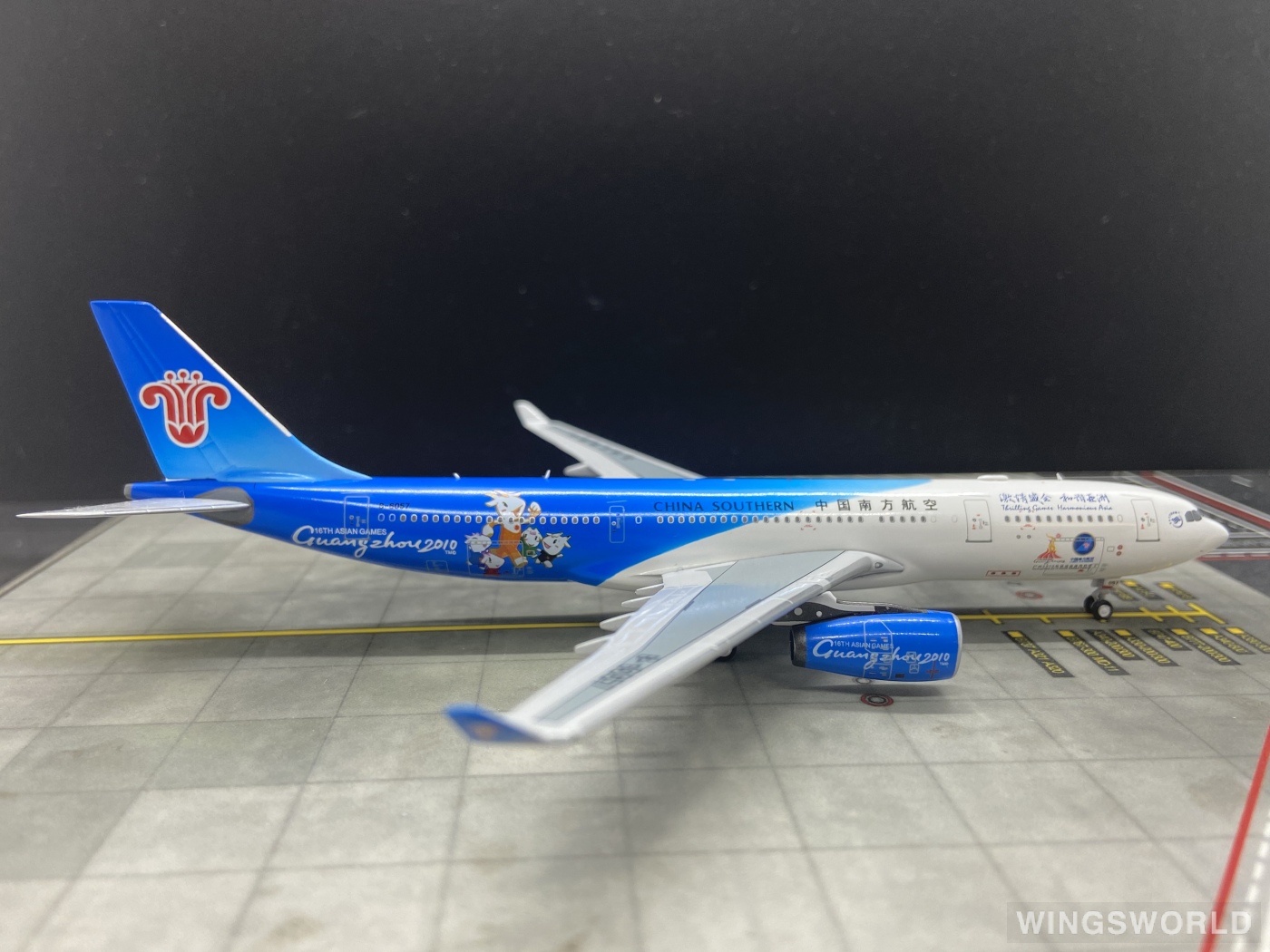Phoenix 1:400 PH10372 China Southern 中国南方航空 Airbus A330-200 B-6057