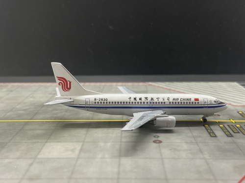 Air China 中国国际航空 Boeing 737-300 B-2630 1990s colors. With rolling gears. ACB2630 AeroClassics 1:400