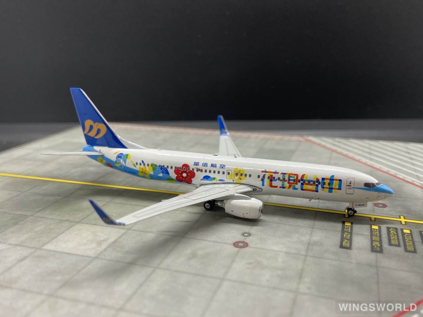 Phoenix 1:400 PH04088 Mandarin Airlines 华信航空 Boeing 737-800 B-18659