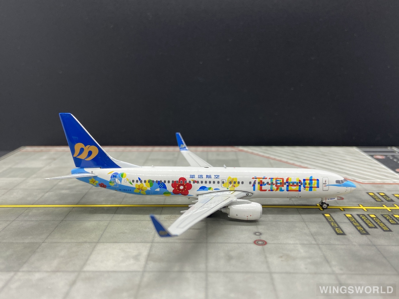 Phoenix 1:400 PH04088 Mandarin Airlines 华信航空 Boeing 737-800 B-18659