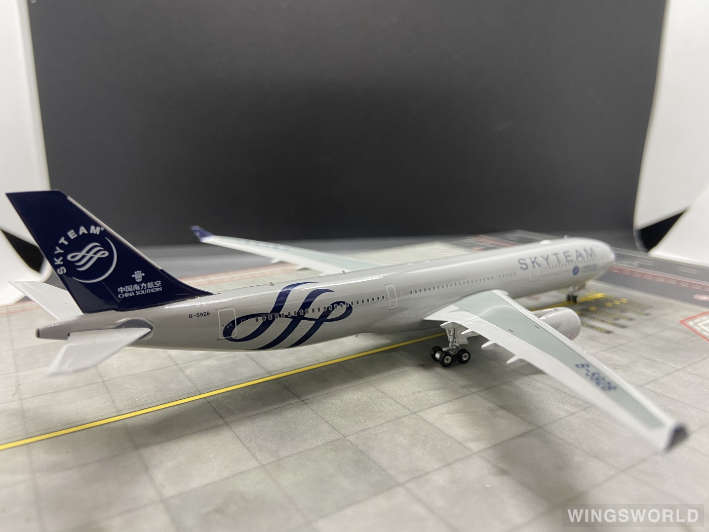 Phoenix 1:400 PH10805 China Southern 中国南方航空 Airbus A330-300 B-5928