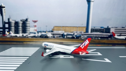 TAM Airlines 巴西天马航空 Boeing 767-300 PT-MOC OneWorld colors. PH11029 Phoenix 1:400