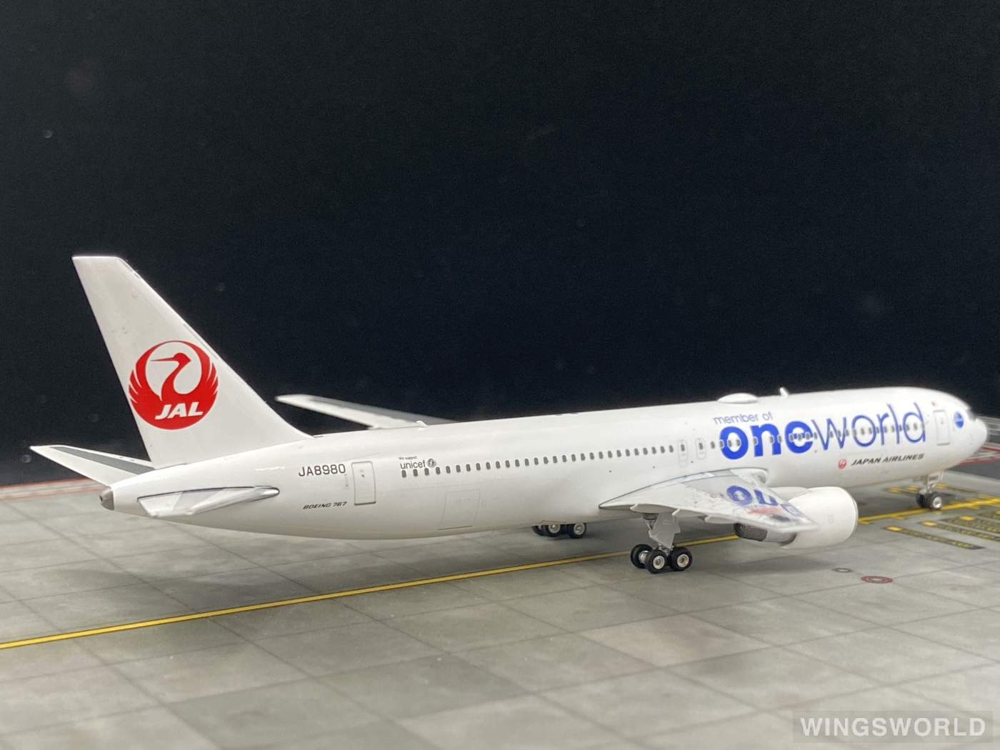 Phoenix 1:400 PH04432 Japan Airlines 日本航空 Boeing 767-300 JA8980