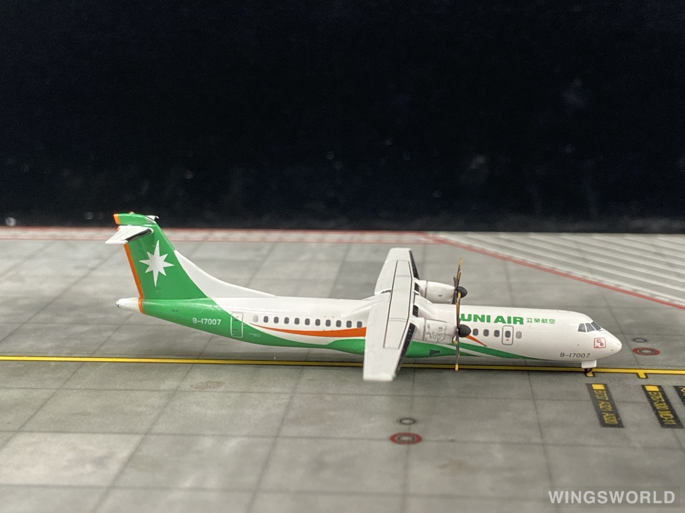 JC Wings 1:400 XX4379 UNI Air 立荣航空 ATR 72 B-17007
