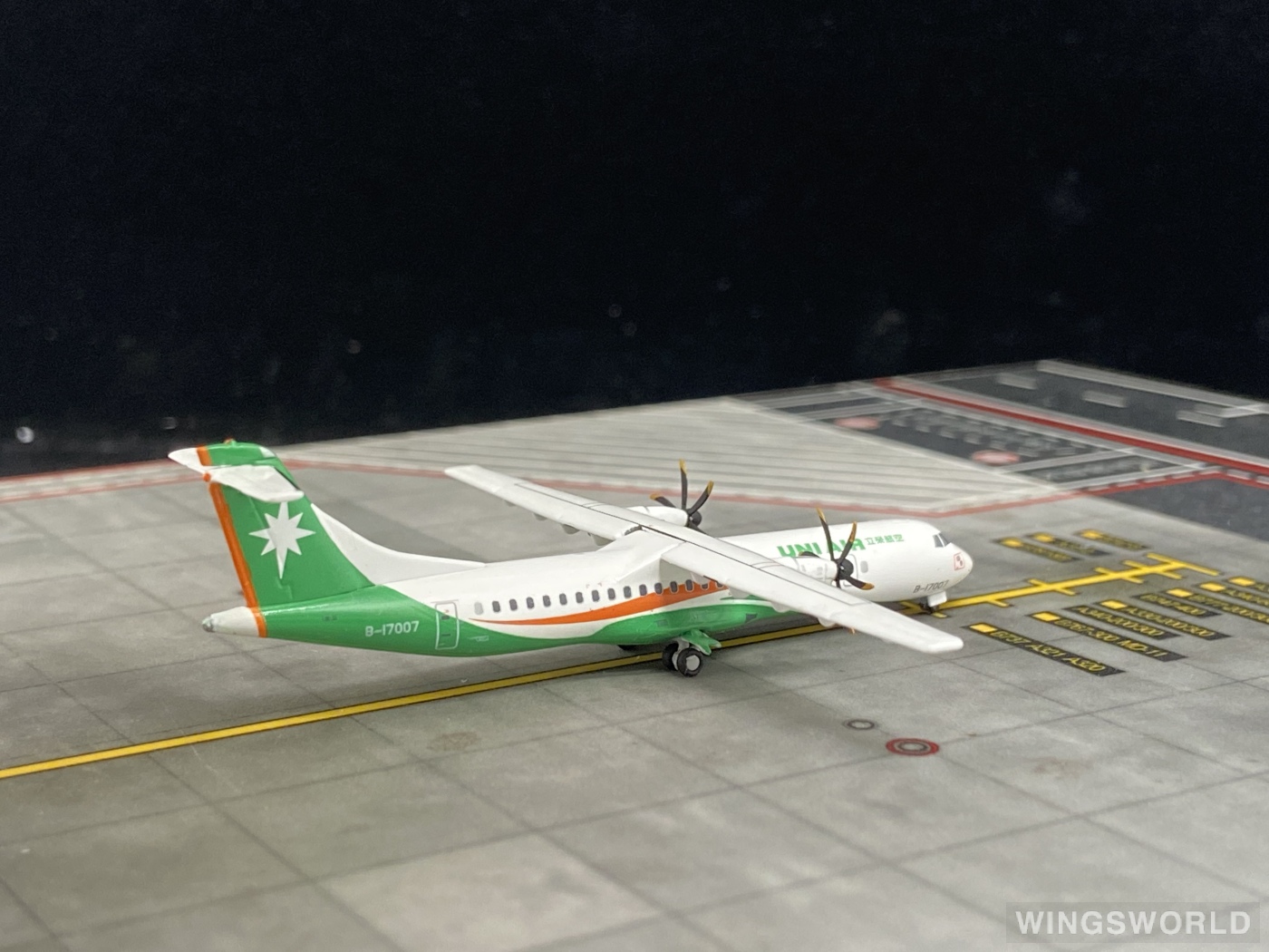 JC Wings 1:400 XX4379 UNI Air 立荣航空 ATR 72 B-17007