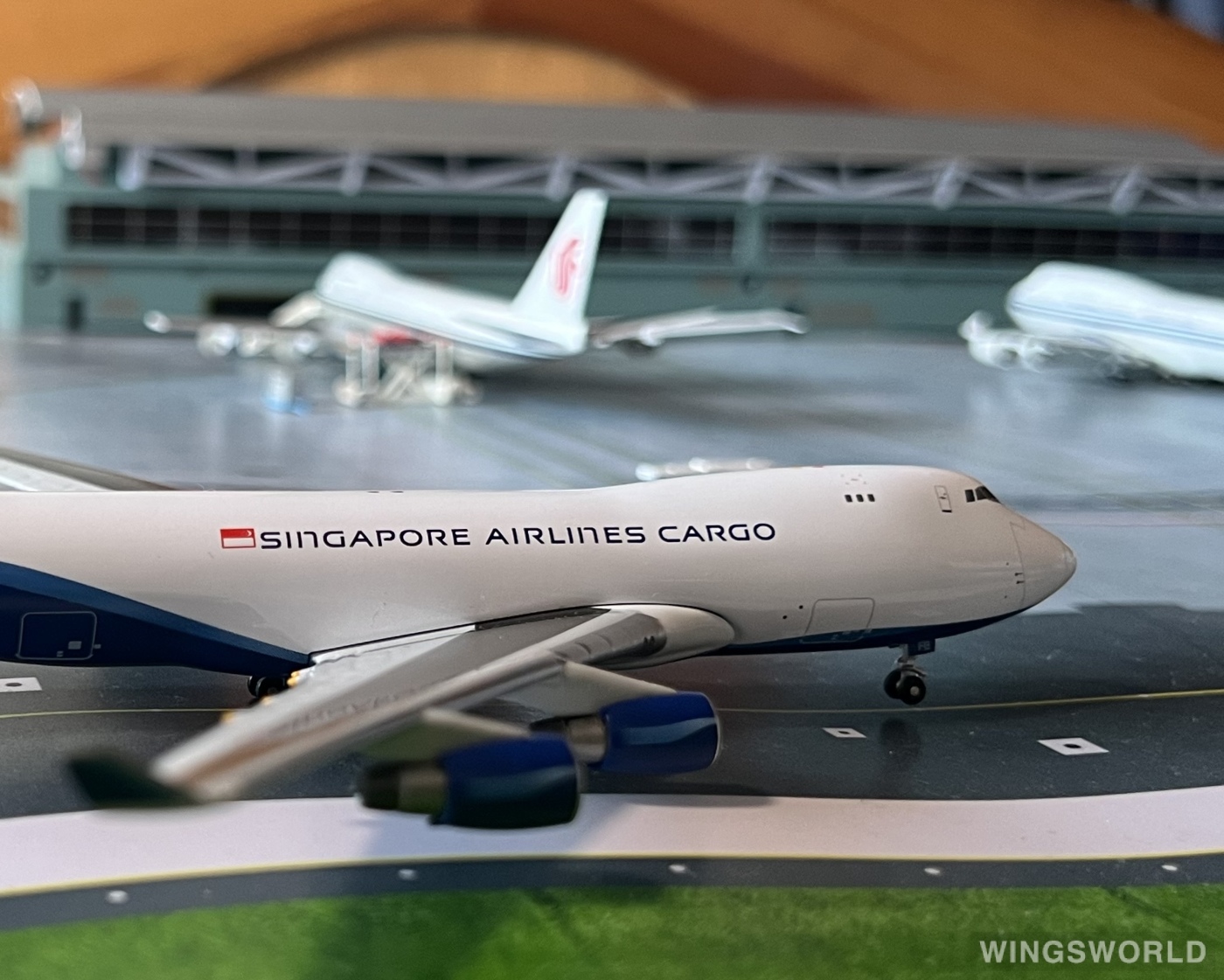 Apollo 1:400 A13011 Singapore Airlines 新加坡航空 Boeing 747-400 9V-SFE