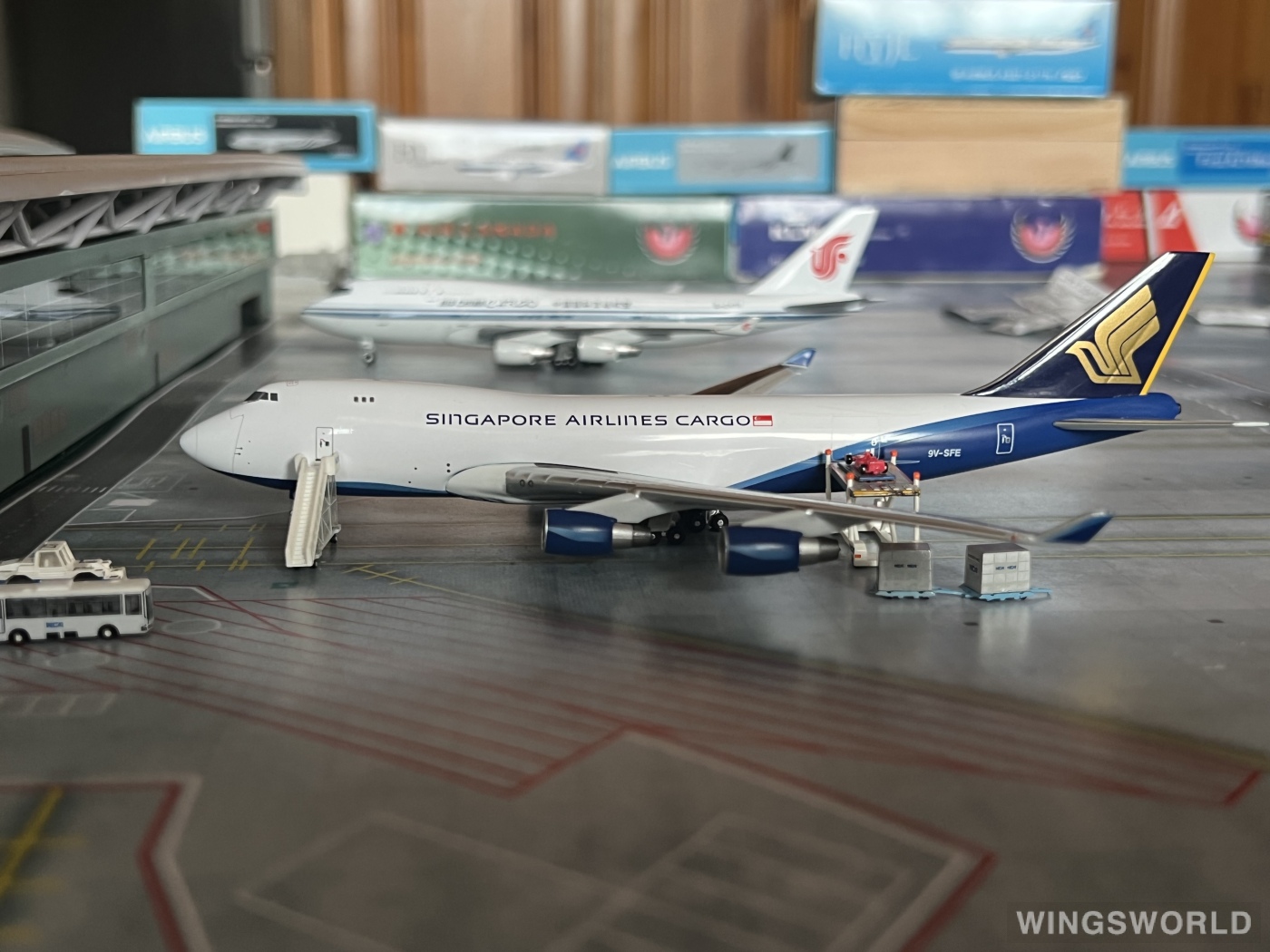 Apollo 1:400 A13011 Singapore Airlines 新加坡航空 Boeing 747-400 9V-SFE