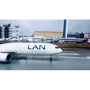 LAN Airlines 智利航空 Boeing 767-300 CC-CZZ 2004s colors. With rolling gears. PH10917 Phoenix 1:400