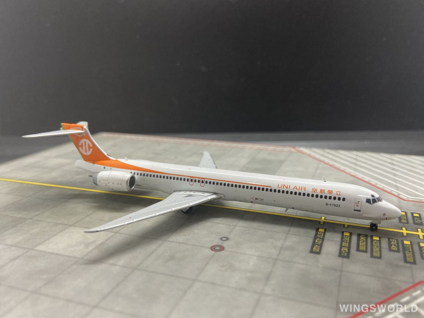 Dream Air 1:400 DAUIA922 UNI Air 立荣航空 McDonnell Douglas MD-90 B-17922