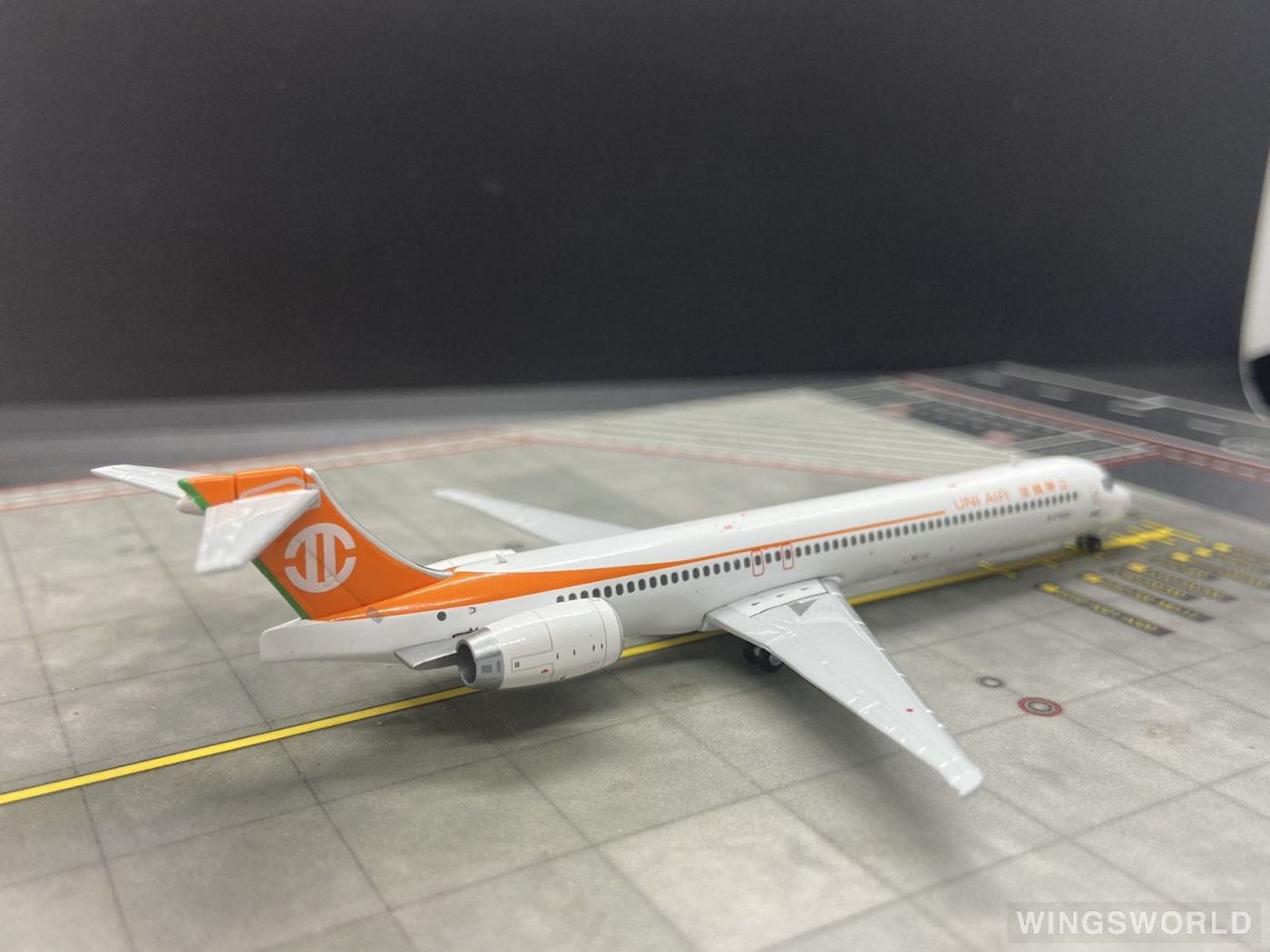 Dream Air 1:400 DAUIA922 UNI Air 立荣航空 McDonnell Douglas MD-90 B-17922