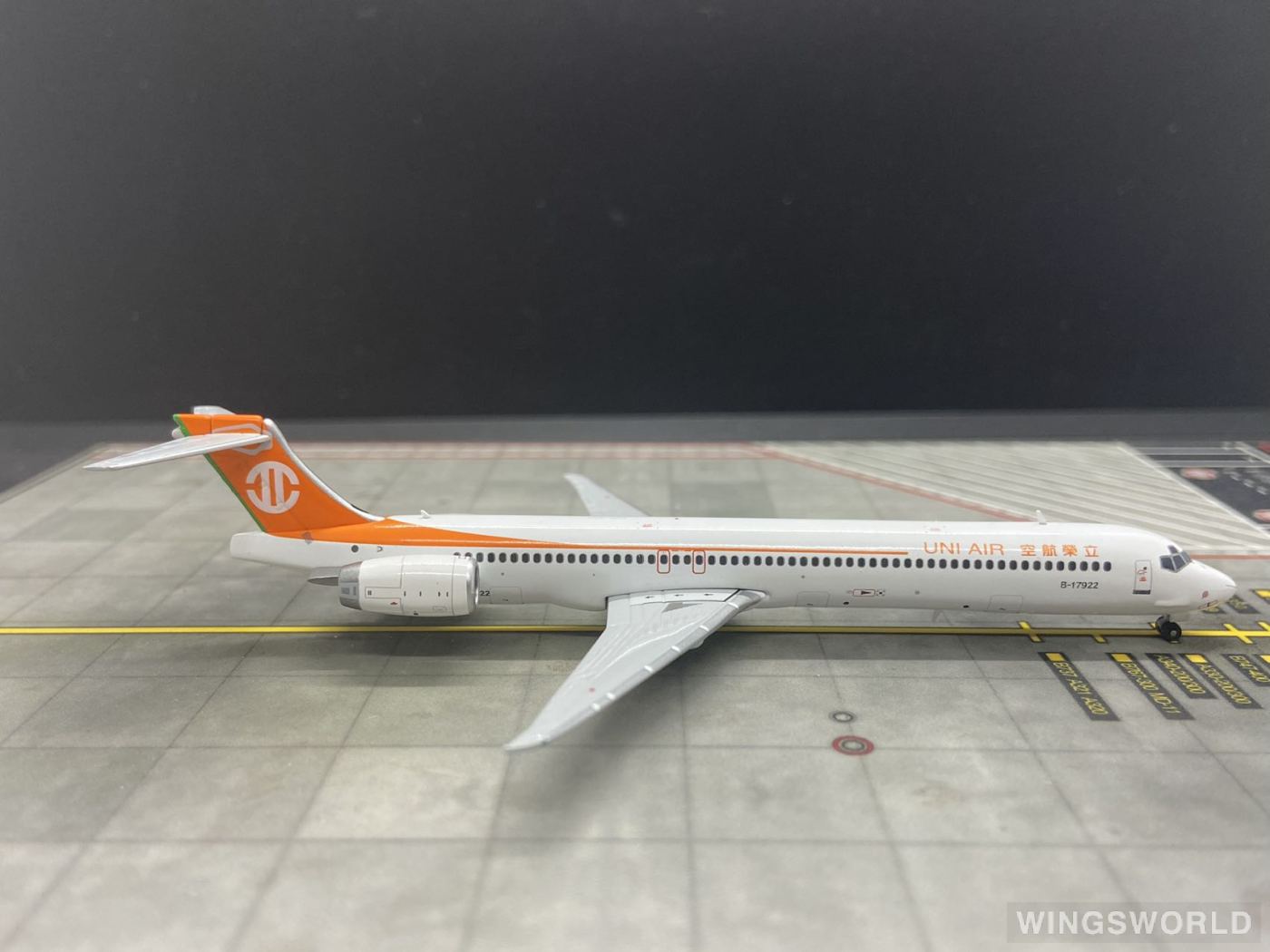 Dream Air 1:400 DAUIA922 UNI Air 立荣航空 McDonnell Douglas MD-90 B-17922