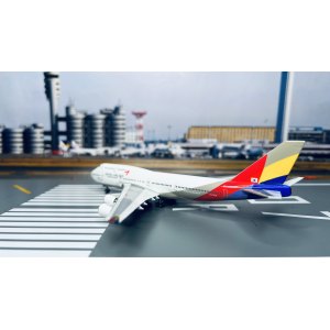 Asiana 韩亚航空 Boeing 747-400 HL7428 2005s colors. With rolling gears. PH10582 Phoenix 1:400