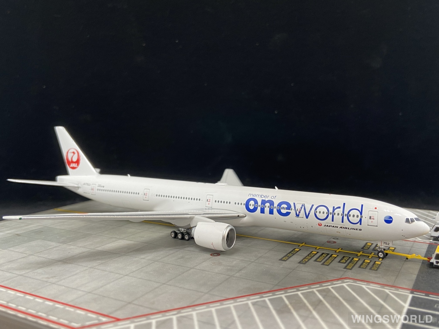 Phoenix 1:400 PH04449 Japan Airlines 日本航空 Boeing 777-300 JA752J