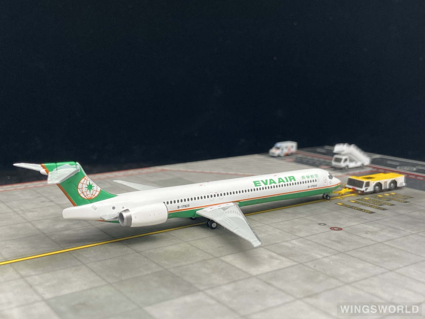 Geminijets 1:400 GJEVA1513 EVA Air 长荣航空 McDonnell Douglas MD-90 B-17925