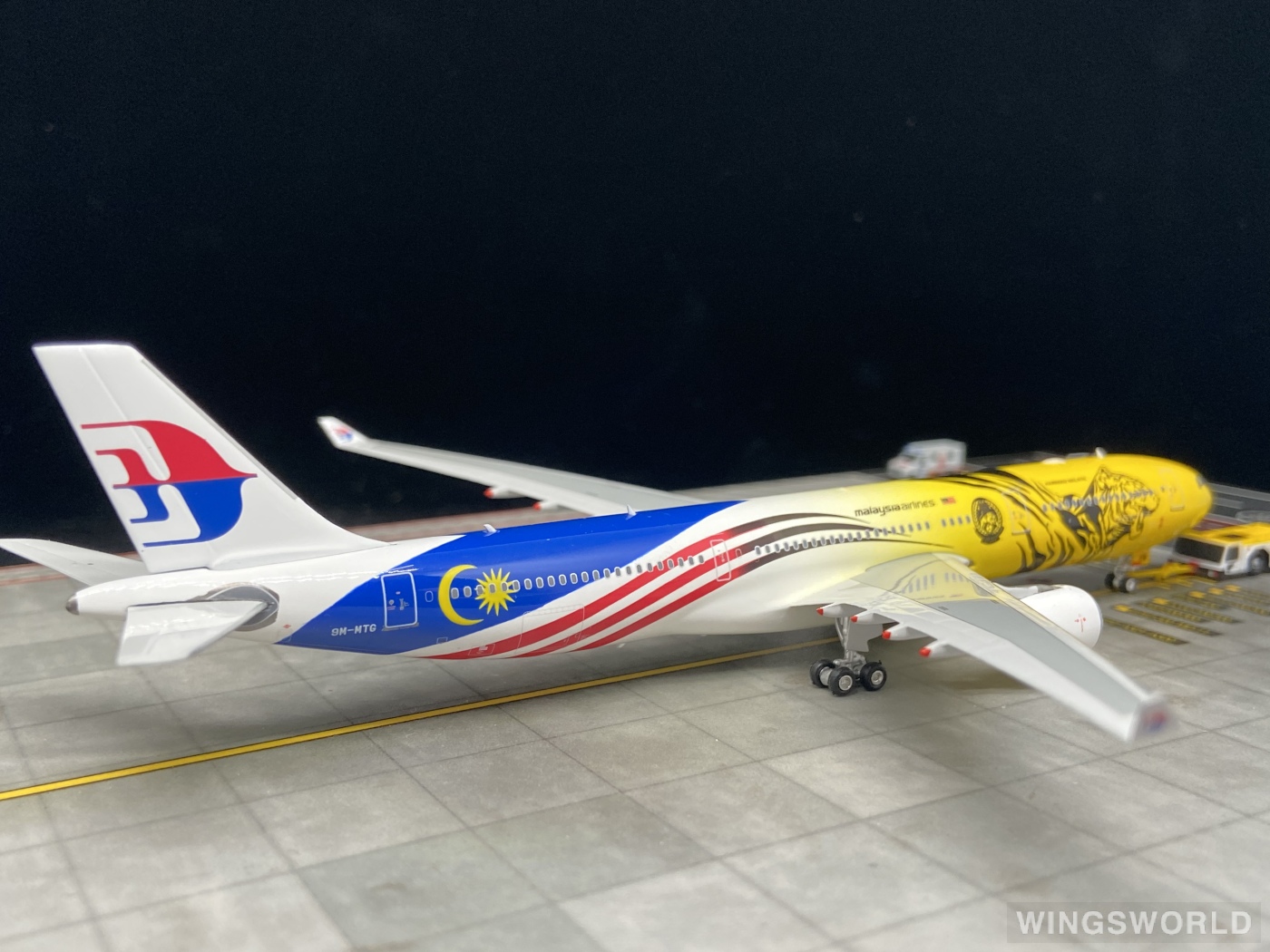 Phoenix 1:400 PH04361 Malaysia Airlines 马来西亚航空 Airbus A330-300 9M-MTG