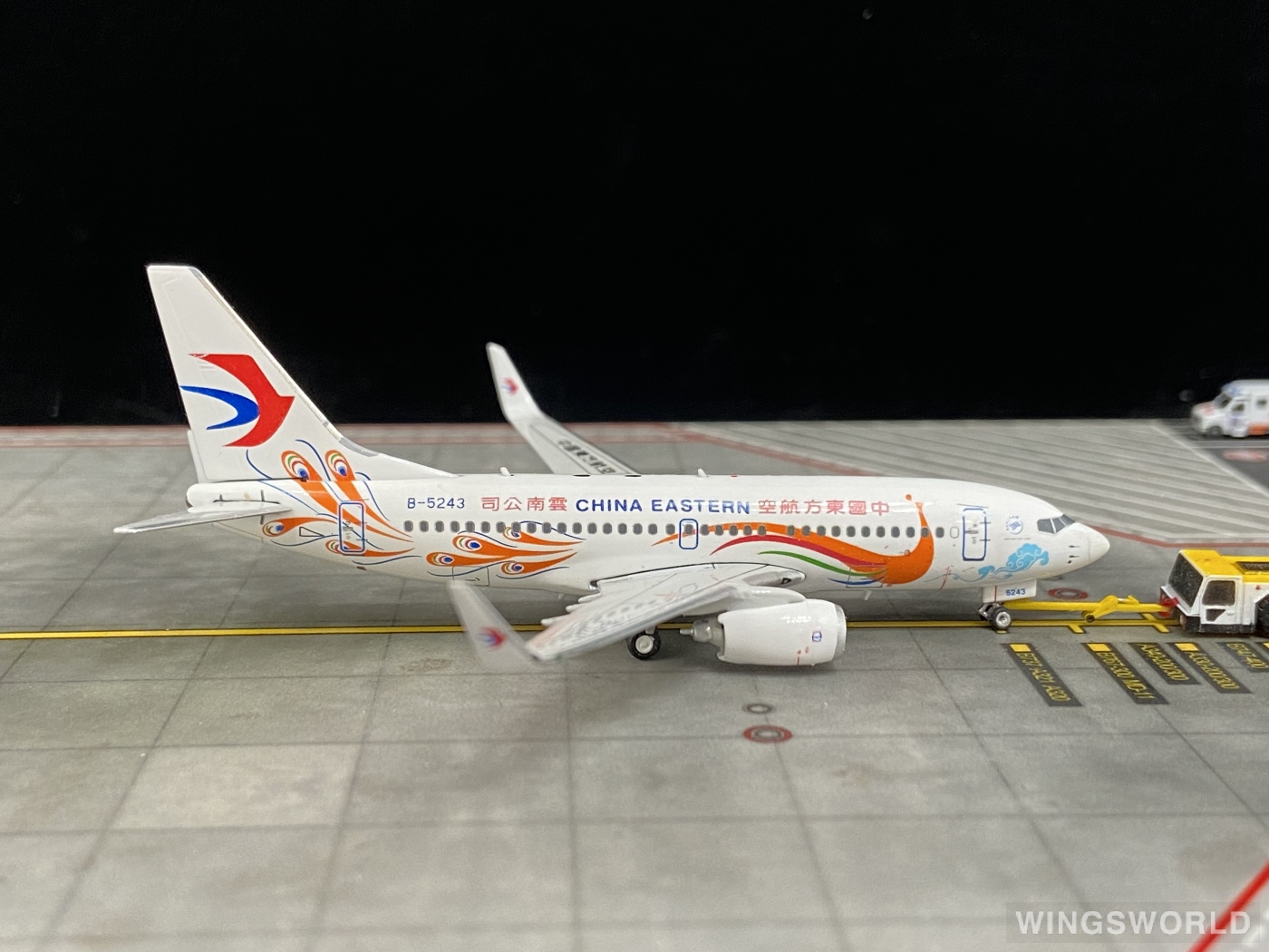 Phoenix 1:400 PH11030 China Eastern 中国东方航空 Boeing 737-700 B-5243