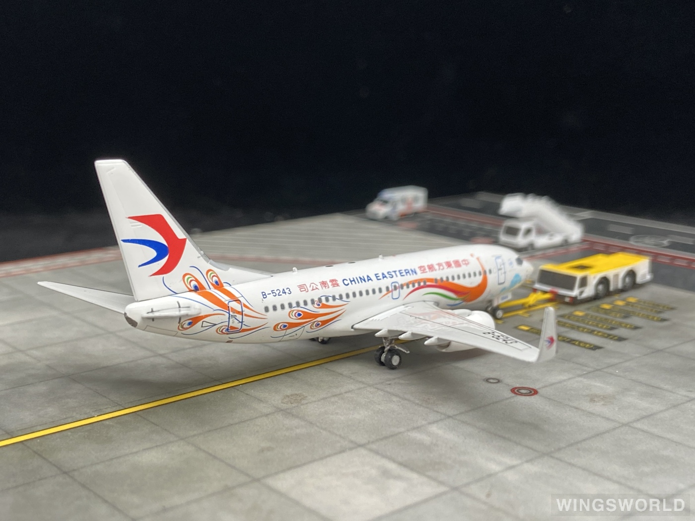 Phoenix 1:400 PH11030 China Eastern 中国东方航空 Boeing 737-700 B-5243