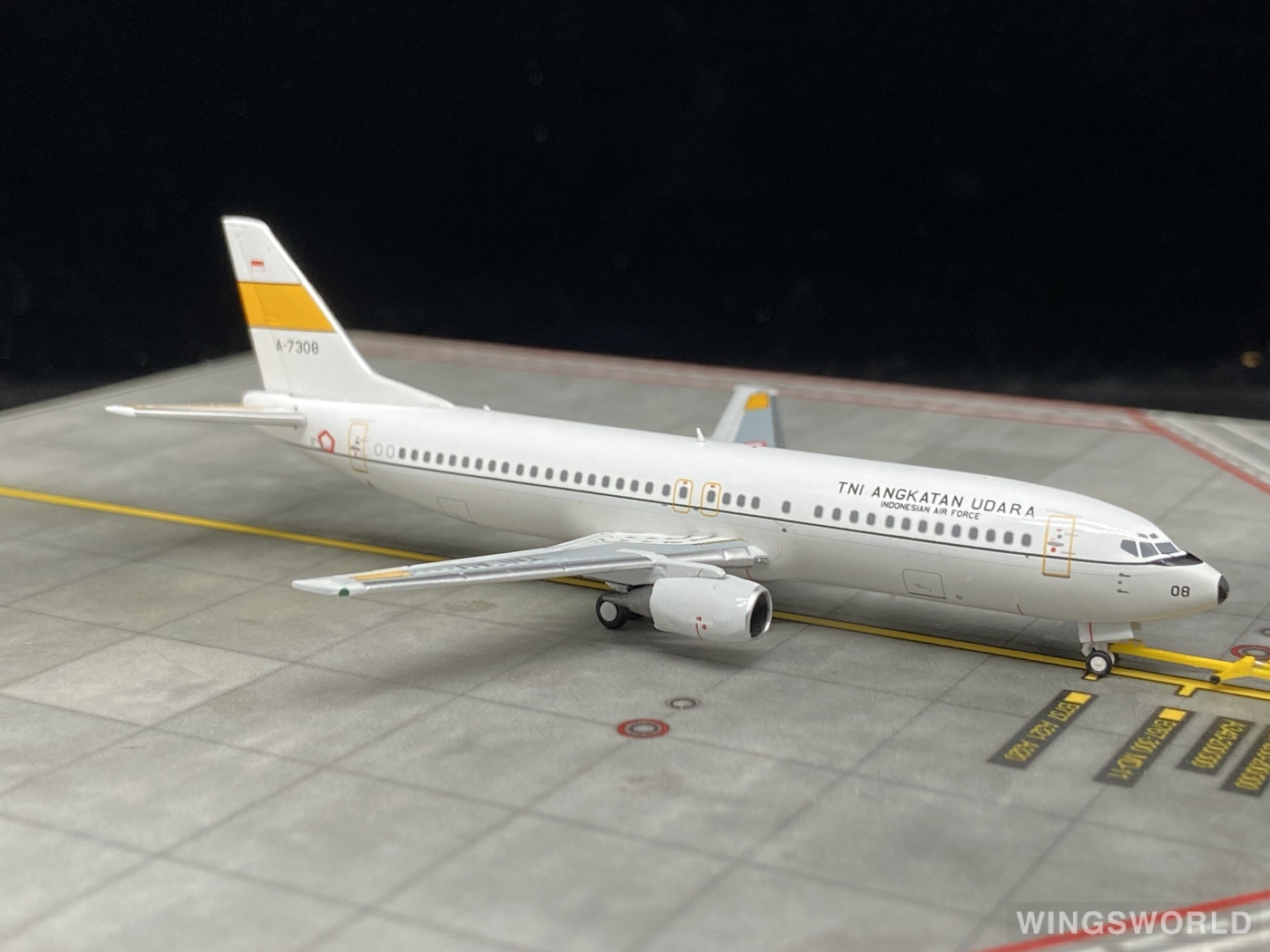 Pandamodel 1:400 202032 Indonesia Air Force 印尼空军 Boeing 737-400 A-7308