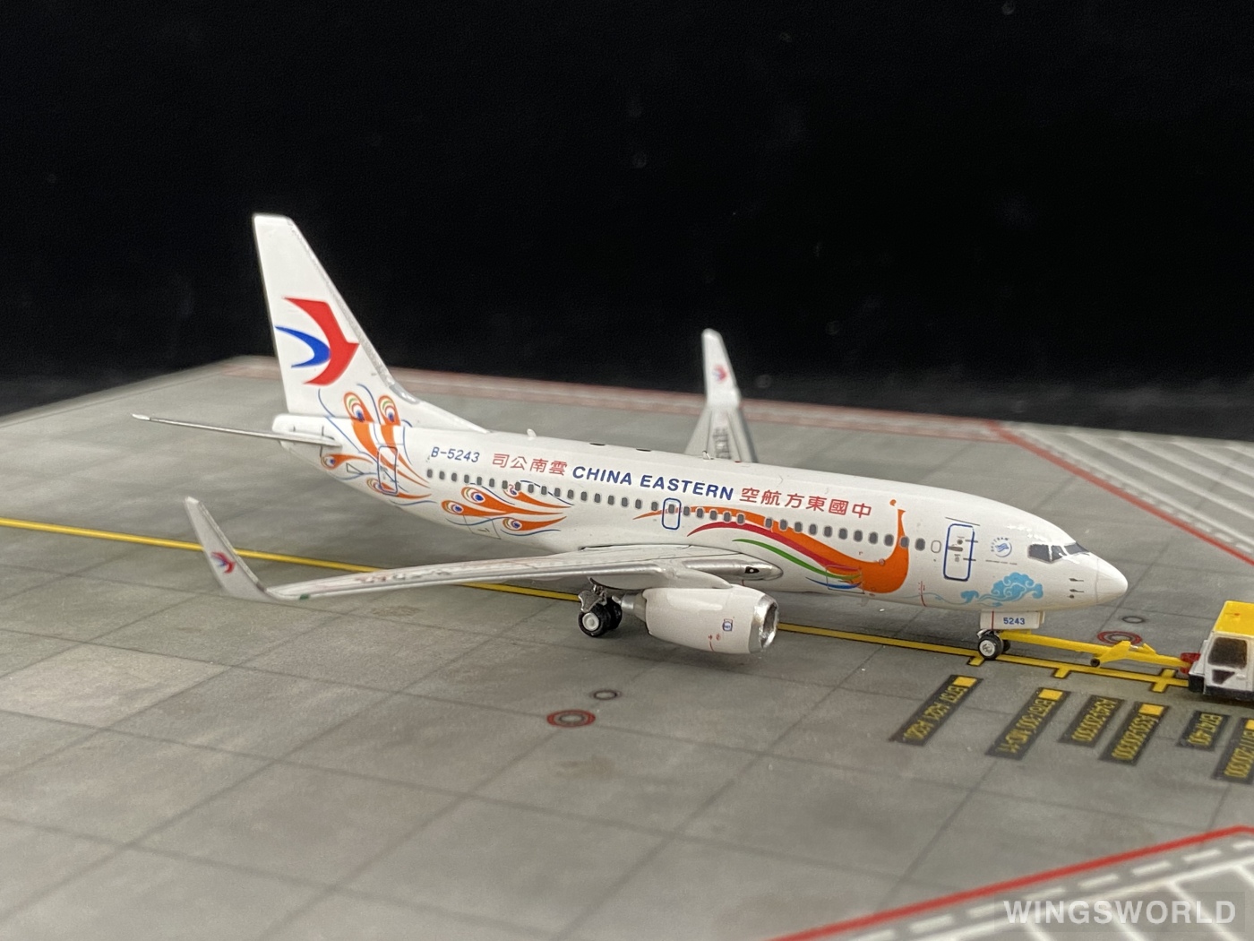 Phoenix 1:400 PH11030 China Eastern 中国东方航空 Boeing 737-700 B-5243