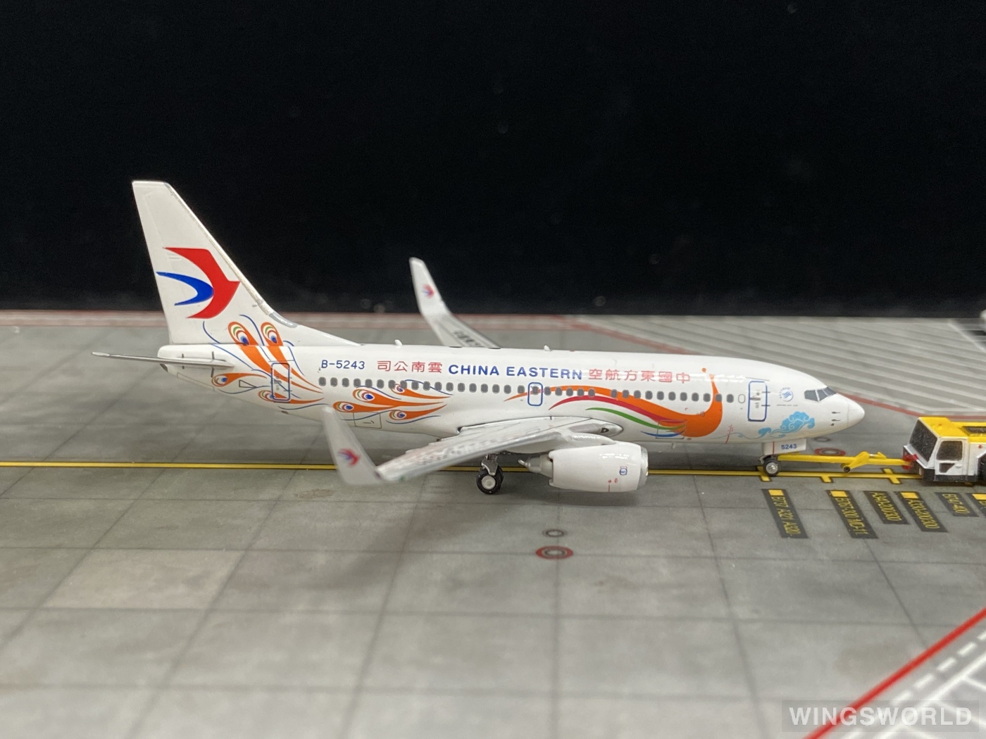 Phoenix 1:400 PH11030 China Eastern 中国东方航空 Boeing 737-700 B-5243