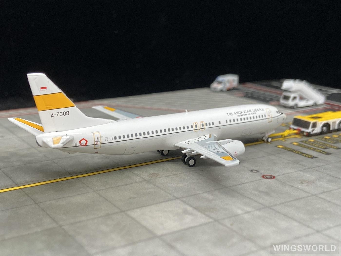 Pandamodel 1:400 202032 Indonesia Air Force 印尼空军 Boeing 737-400 A-7308